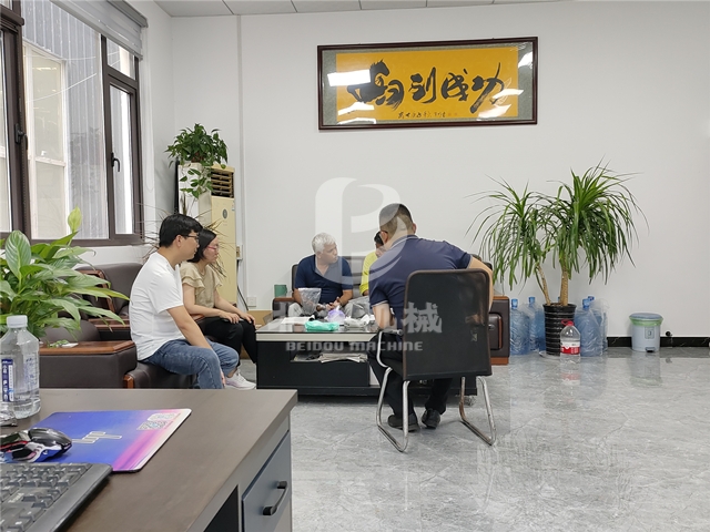 91视频下载网站機械熱情接待遠道而來的印度客戶